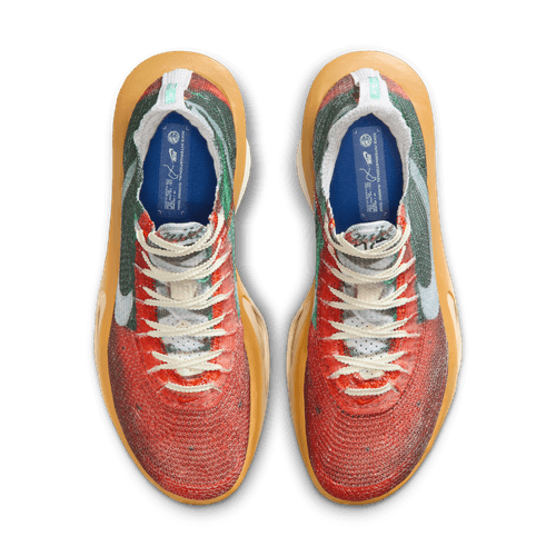 Et par Nike Alphafly Next% 3 Prm Herre løbesko i Multi-Color/Clear-Starfish-Aloe Verde, set ovenfra med strikket overdel, hvide snørebånd, blå indersål og solbrun ydersål på en lysegrå baggrund.