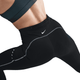 En person i en mørk sports-bh og Nike Therma-FIT ADV High-Waisted 7/8 Reflective Running Leggings (Black/Dk Smoke Grey) kaster sig ud i det. Leggingsene har reflekspiping, et lille logo i linningen og avanceret varmeteknologi.