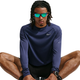 En person med langt hår, iført en Nike Dri-FIT ADV langærmet løbetrøje til mænd i farven Midnight Navy/Reflective Silver, sorte shorts, reflekterende solbriller og et smartwatch, sidder med benene krydsede foran en hvid baggrund.