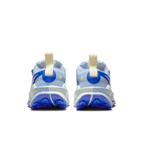 Nike Zegama 2 Dame-sneakers i LT Armory Blue/Racer Blue er vist bagfra med lyseblå overdel, hvide mellemsåler, blå og lilla ydersåler og beige hæltræk.