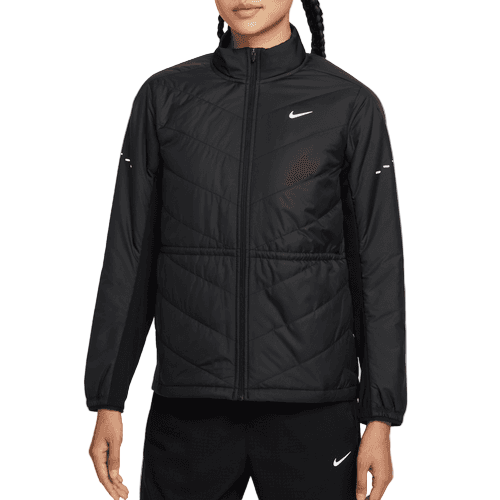 En person er iført en sort Nike Therma-FIT løbejakke til kvinder med høj krave, quiltet design og reflekterende sølvlogo på venstre bryst sammen med sorte Nike-bukser. Baggrunden er helt hvid.