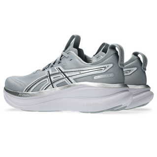 Et par ASICS Gel-Nimbus 28 Herre løbesko i Piedmont Grey/Pure Silver "Atc" med en tyk hvid polstret sål, vist skråt bagfra og fra siden.
