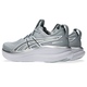 Et par ASICS Gel-Nimbus 28 Herre løbesko i Piedmont Grey/Pure Silver "Atc" med en tyk hvid polstret sål, vist skråt bagfra og fra siden.