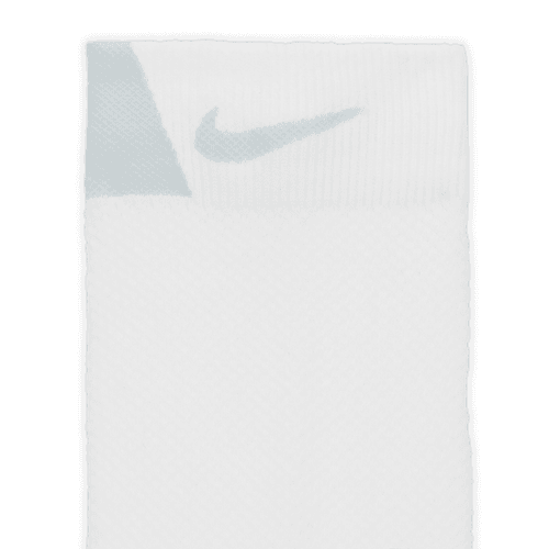 Et nærbillede af de hvide Nike Fast Lightweight Crew-strømper (Unisex, White/Black/Pure Platinum) med et lysegråt Swoosh-logo nær manchetten og forbedret komfort med Dri-FIT-teknologi.