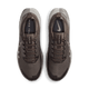 Et par Nike Zegama 2 løbesko til mænd i Ironstone/Cave Stone-College Grey, set ovenfra, med snørebånd, perforeret overdel og swoosh-logoer på tungen og indersålen. Ideelle til tekniske stier med komfort og greb.