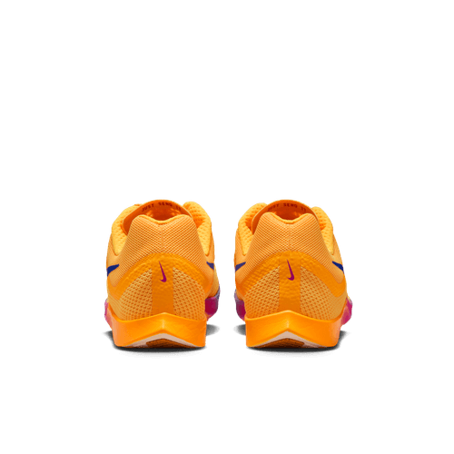 Et par Nike Zoom Rival Distance, Herre, Citron Pulse/Indigo Burst-Hyper Violet sneakers er vist bagfra på en hvid baggrund. Disse løbesko til mellem- og langdistanceløb har små lyserøde Nike-logoer på hver hæl.