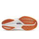Billedet viser sålen på Saucony Endorphin Speed 5, Dame, i White/Gum med en orange slidbane, hvid mellemsål og grå midte - ideel til tempoløb. Saucony-logoet er også synligt.