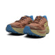 Hoka Challenger 8 Herre i Maple/Cardamom har overdel i mesh, gul branding, blå ydersål og tyk struktureret sål, der giver fremragende greb i ethvert terræn.