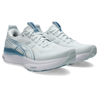 ASICS Gel-Kayano 32 Herre i Arctic Blue/Pure Silver har overdel i mesh, snørelukning, støddæmpende såler og logoer på siden. Disse løbesko til mænd er designet til stabilitet og er vinklet, så de viser både sider og forside.