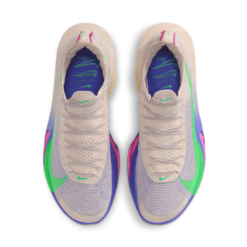 Topbillede af Nike Alphafly Next% 3 Herre "Eliud Kipchoge" i Silt Red/Green Shock-Bright Ceramic, der har en beige overdel med grønne og pink swooshes, lilla accenter og cremefarvede snørebånd på en lysegrå baggrund.