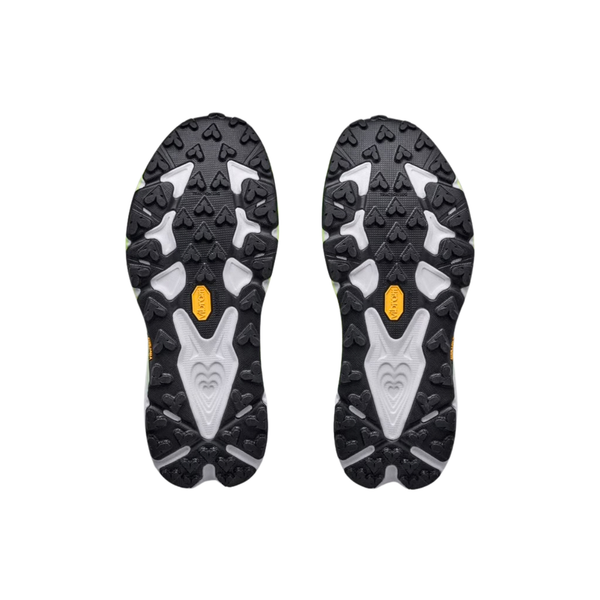 Et par Hoka Speedgoat 7 Dame-sko i farvekombinationen Frost / Neon Yuzu, der er vist med sålen opad, fremhæver deres sort-hvide mønster med iøjnefaldende gule og orange detaljer – perfekte til trail-løb eller dine yndlingsruter – på en ren, hvid baggrund.