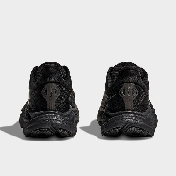 Et par Hoka Clifton 10 herre løbesko i Black/Black vises fra bagsiden med synlig branding på hælene mod en almindelig hvid baggrund.