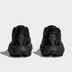 Et par Hoka Clifton 10 herre løbesko i Black/Black vises fra bagsiden med synlig branding på hælene mod en almindelig hvid baggrund.