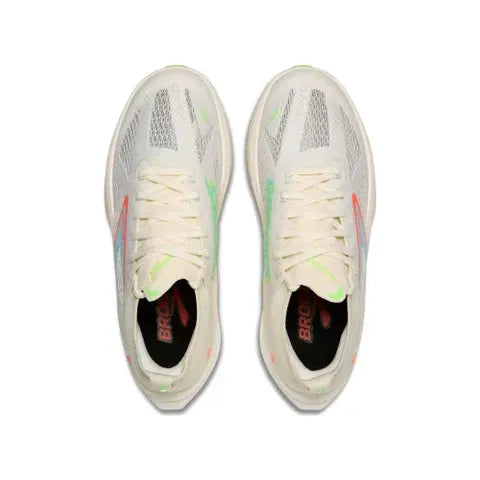 Et billede ovenfra af Brooks Hyperion Max 3 løbesko til kvinder i Coconut/Green Gecko/Pink Clay, der viser en overdel i lys mesh med grønne og lyserøde detaljer, cremefarvede snørebånd og sorte indlægssåler med "BROOKS" i rødt.