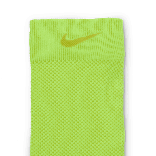 Et nærbillede af Nike Fast Lightweight Crew-strømpen i Volt/Bright Cactus med den karakteristiske swoosh nær manchetten - perfekt til at kombinere med enhver unisex-sweatshirt for at få et fedt, koordineret sportslook.