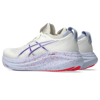 Et par Asics Gel-Nimbus 27 Tokyo løbesko herre i Cream/Edo Purple med hvid overdel med lyslilla detaljer, en tyk lyseblå plettet sål til stødabsorbering og røde ydersåler i gummi, set fra siden og lidt bagfra.