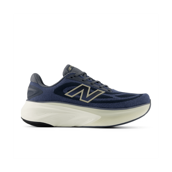 New Balance FreshFoam More v6 herre løbesko i farven Graphite/Vintage Indigo/Shipyard har sorte/hvide detaljer, en tyk hvid sål og er designet til maksimal komfort, vist fra siden mod en hvid baggrund.