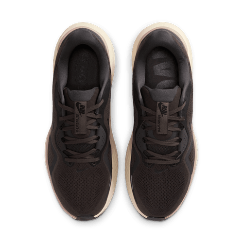 Et par Nike Structure 26 løbesko herre i Medium Ash/Black-College Grey med mesh-overdel for åndbarhed, stabilitet, snørebånd og Nike-branding på tungen, set ovenfra på en hvid baggrund.