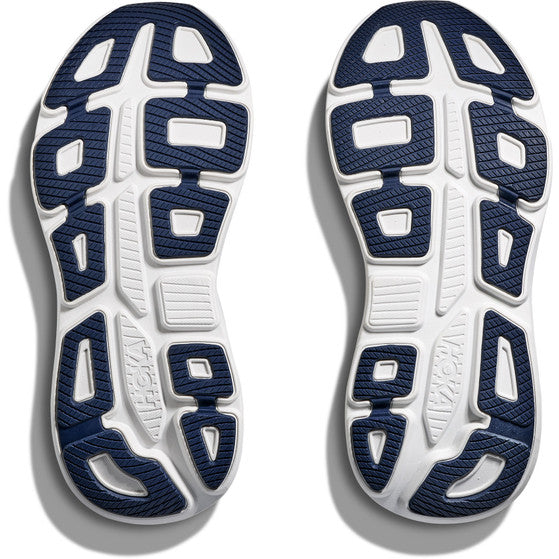 Et par Hoka Bondi 9 Dame-såler i White/Grout står side om side og viser hvide baser med navyfarvede gummisegmenter og geometrisk slidbane for optimalt greb, støtte og maksimal stødabsorbering-perfekte til løb.