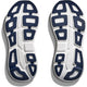 Et par Hoka Bondi 9 Dame-såler i White/Grout står side om side og viser hvide baser med navyfarvede gummisegmenter og geometrisk slidbane for optimalt greb, støtte og maksimal stødabsorbering-perfekte til løb.