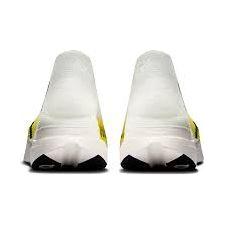 En bagside af On Cloudboom Strike LS unisex-løbeskoene i White/Lime, der viser hælene og sålerne - ideelle løbesko med avanceret kulstofpladeteknologi - mod en almindelig hvid baggrund.