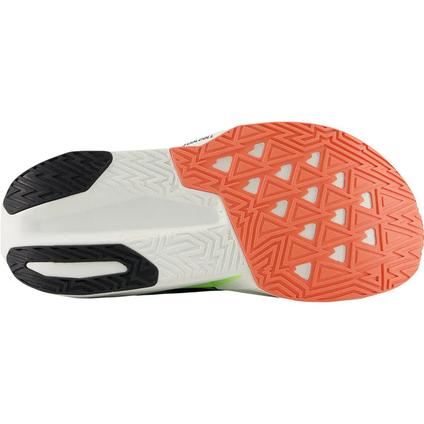 Billedet viser sålen på New Balance Fuelcell Rebel V5 Dame i White/Mint Flash EKIDEN, som har et geometrisk mønster med forskellige teksturer og former, der giver et godt greb.