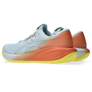 Et par Asics Gel-Cumulus 28, Herre, Sky/Sun Peach løbesko med lyseblå overdele, orange gradient mellemsåler, gule ydersåler, hvide sidestriber og orange snørehuller.