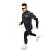 En mand i sort sportstøj, herunder LiiteGuard Hydro-Tech Running Jacket til mænd og leggings, poserer, som om han løber. Han har hvide sneakers, hvide sokker og rødtonede solbriller på mod en almindelig hvid baggrund.