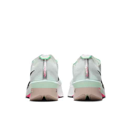 Et par Nike ZoomX Vaporfly Next% 4 Dame-sko i White/Black-Hyper Pink-Mint Foam vises bagfra med ZoomX-mellemsåler, lysegrønne og beige såler, hvid overdel med sorte detaljer og pink detaljer på en hvid baggrund.