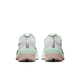 Et par Nike ZoomX Vaporfly Next% 4 Dame-sko i White/Black-Hyper Pink-Mint Foam vises bagfra med ZoomX-mellemsåler, lysegrønne og beige såler, hvid overdel med sorte detaljer og pink detaljer på en hvid baggrund.