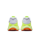 Et par Nike Structure Plus løbesko til herrer i White/Black-Pure Platinum-Volt, med ReactX-skum for ekstra stabilitet, set bagfra mod en almindelig hvid baggrund.