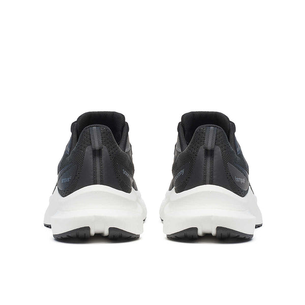 Saucony Tempus 2 Herre i Black/White har en overdel i mesh, trækflige på hver hæl, hvide mellemsåler og sorte ydersåler. Dette par sportssko er vist bagfra.