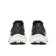 Saucony Tempus 2 Herre i Black/White har en overdel i mesh, trækflige på hver hæl, hvide mellemsåler og sorte ydersåler. Dette par sportssko er vist bagfra.