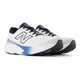 Et par New Balance Freshfoam 880 V15 Herre løbesko i hvid med sorte snørebånd, blå detaljer og en sort sål, vist side om side på en hvid baggrund.