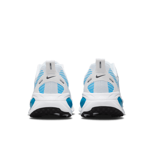 Bagfra ses Nike Vomero 18 Herre i White/Black-Blue Hero med blå detaljer, lyseblåt åndbart stribet mesh, avanceret stødabsorbering i sorte såler og Nike-logo på hælfligene mod en hvid baggrund.