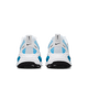 Bagfra ses Nike Vomero 18 Herre i White/Black-Blue Hero med blå detaljer, lyseblåt åndbart stribet mesh, avanceret stødabsorbering i sorte såler og Nike-logo på hælfligene mod en hvid baggrund.