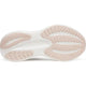 Billedet viser sålen på Saucony Triumph 23 Dame Navy/Cameo, der har en overvejende hvid bund med en lys beige gummiprofil, der er designet til at give optimalt greb og komfort, samt buede teksturerede sektioner foran, i midten og ved hælen.