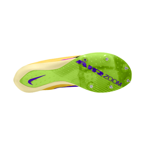 Billedet viser sålen på unisex Nike Maxfly 2 (Citron Pulse/Indigo Burst-Volt Ice) spikesko, der har en lysegrøn ydersål med sølvfarvede metalpigge til sprintere og kraftige lilla AIR ZOOM-bogstaver. Den beige hæl har en lille lilla Nike Swoosh.