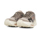 Et par On Cloudultra Pro herre-sneakers i Cinder/Pearl med meshpaneler, strukturerede hvide såler og grå og orange detaljer, designet til ultradistance trails, er placeret side om side på en hvid baggrund.