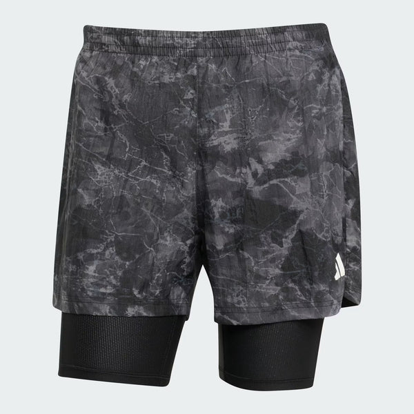 Adidas Otr Sd 2In1 M shorts til mænd har et gråt og sort design med indbyggede sorte kompressionsshorts og et lille hvidt logo nederst på venstre ben.