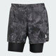 Adidas Otr Sd 2In1 M shorts til mænd har et gråt og sort design med indbyggede sorte kompressionsshorts og et lille hvidt logo nederst på venstre ben.