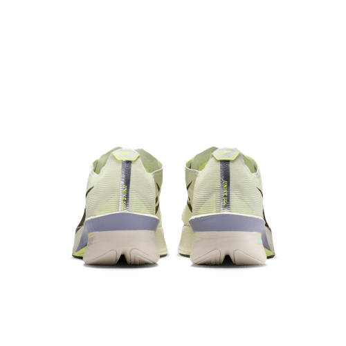 Et par Nike Vaporfly Next% 4, Herre løbesko i Sea Glass/Sequoia-Ultralime-Phantom vises bagfra mod en hvid baggrund med grå og gule detaljer samt lodrette trækflige på hver hæl.
