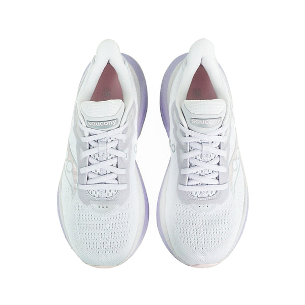 Et par Saucony Triumph 23 Dame Aster løbesko med hvid mesh-overdel, hvide snørebånd og lyslilla såler, set ovenfra. Disse sko er designet til kvinder og giver komfort og forbedret åndbarhed.