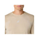 En mand er iført Asics Road Seamless Ls Top, Herre, Cream. Kun hans underansigt og overkrop er synlige, og man kan se et lille hvidt Asics-logo på brystet.