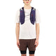 En person iført solbriller, en hvid kortærmet skjorte, brune shorts med sorte leggings indenunder og et Salomon Active Skin 4 Set (Unisex) i Maritime Blue/Astral Aura/Haute Red - ideelt til trailløb.