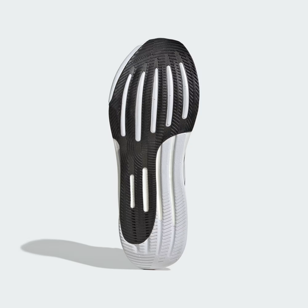 Et nærbillede af Adidas Supernova Prima 2 Herre-ydersålen i Core Black/Cloud White/Pure Teal viser den strukturerede slidbane og rillerne, der giver greb og fleksibilitet, mens skoen står lodret mod en lys baggrund.