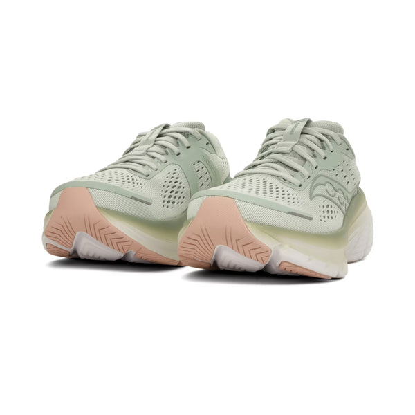 Et par Saucony Guide 18 Dame træningssko i Mist/Aloe med cremefarvede såler og lyserøde detaljer på tå og hæl, placeret ved siden af hinanden med fronten fremad.