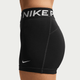 En kvinde bærer Nike Mid-Rise 3 Biker Shorts i sort/hvid - ideelle som træningstøj damer eller trendy bikershorts. Fra siden ses det hvide "NIKE PRO"-logo i linningen og en hvid Swoosh på det nederste af låret.