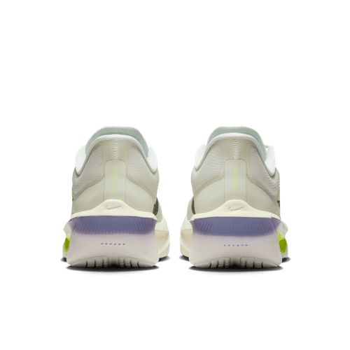 Et par Nike Zoom Fly 6 herre i Sea Glass/Sequoia-Ultralime-Phantom set bagfra med en hvid og lysegrå overdel, cremefarvede mellemsåler med responsiv støddæmpning, lilla såldetaljer og små limegrønne detaljer på en ensfarvet baggrund.