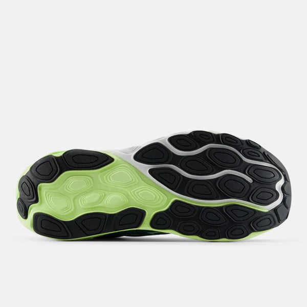 Billedet viser undersiden af en New Balance FreshFoam 860 v14 Herre løbesko i Salt Water/Deep End/Afterglow med en bølget sort og lysegrøn gummisål og Fresh Foam-mellemsål på en almindelig hvid baggrund.